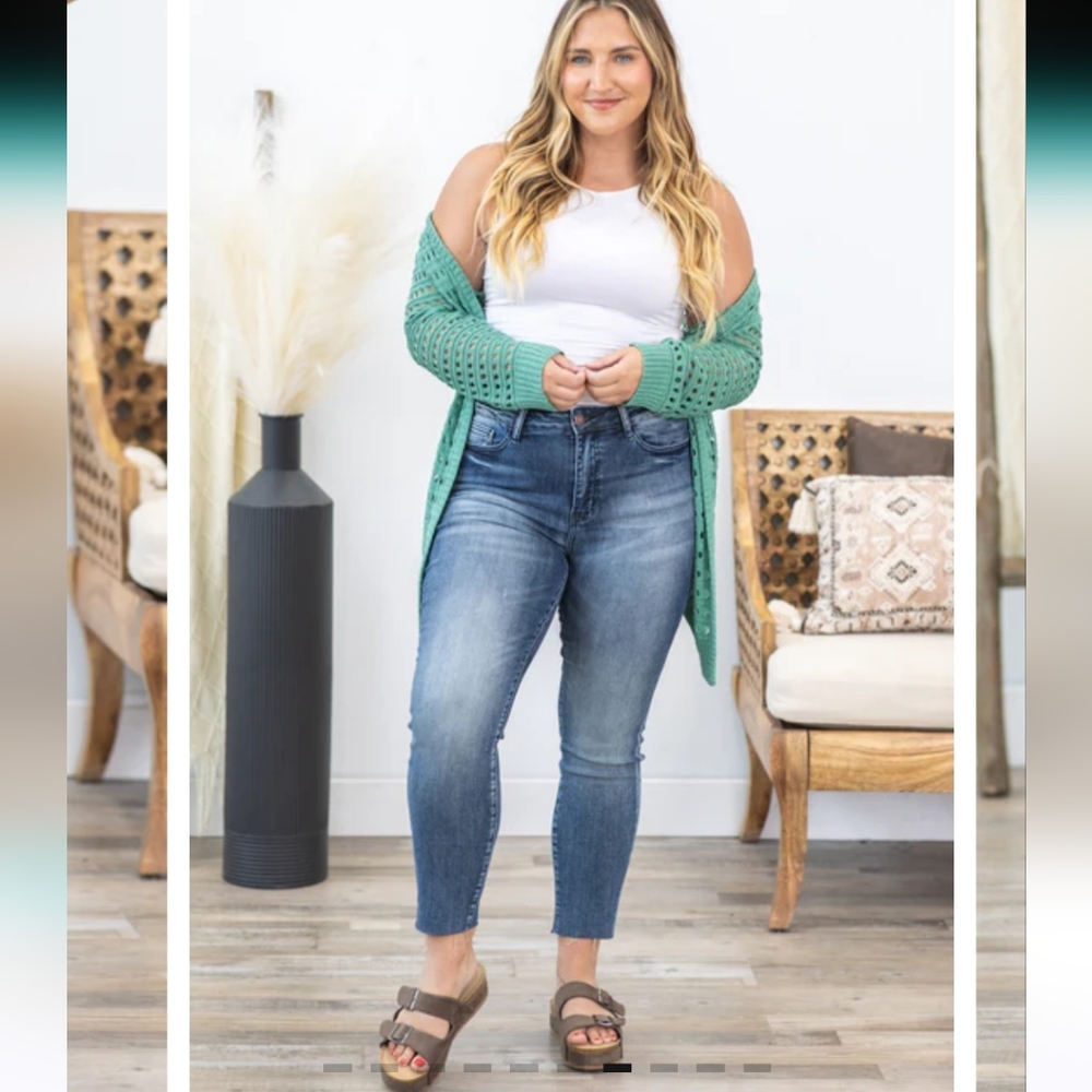 NWOT Judy Blue High-Rise Raw Hem Relaxed Fit Jean